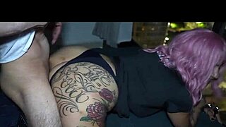 Policial da putaria transando com meliantes - policial transando com homem que abordou no meio da rua - policial feminina algemada transando e dando a bucetinha -gozando na boca da policial safada