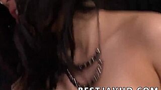 我看到Azusa Nagasawa穿着黑色渔网裤袜和大奶JAV片段