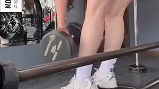 Gym workout highlights curvy figure