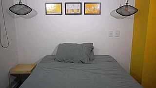 dos hermosas latinas jugando con sus enormes culos 😍 part 1