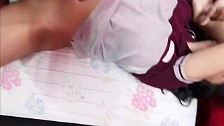 Le llama su madre y la pequeña cogiendo jovencita no para de darse sentones.