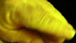 देखो उसे ऑफिस में हिलाते हुए जोरदार झड़ना!