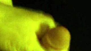 देखो उसे ऑफिस में हिलाते हुए जोरदार झड़ना!