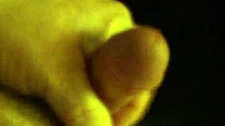 देखो उसे ऑफिस में हिलाते हुए जोरदार झड़ना!