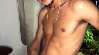 Garoto safado batendo punheta na janela do predio