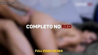 Отсасывает доставщику и получает еблю в большую пизду