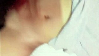 Le llama su madre y la pequeña cogiendo jovencita no para de darse sentones.