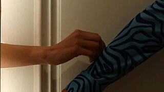 Wow, interracial lesbian threeway in bathtub 😲