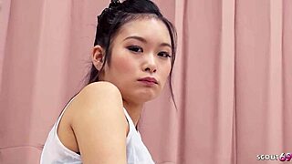 Pequena 18+ virgem asiática Ako Nishino seduz cara velho?