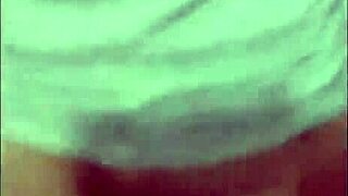 Le llama su madre y la pequeña cogiendo jovencita no para de darse sentones.