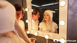 Отчим использует твёрдый хуй чтобы поднять настроение блондинке после разрыва