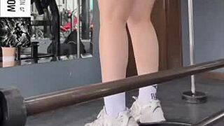 Gym workout highlights curvy figure