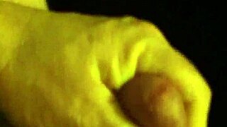 देखो उसे ऑफिस में हिलाते हुए जोरदार झड़ना!