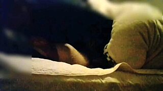 セクシーな赤い下着で誘惑してくる人妻と秘密のセックス。二回戦は騎乗位で精子を搾り取る。手マンの近接撮影もあり