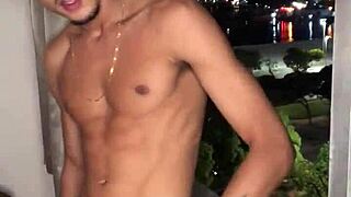 Garoto safado batendo punheta na janela do predio