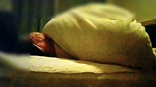 セクシーな赤い下着で誘惑してくる人妻と秘密のセックス。二回戦は騎乗位で精子を搾り取る。手マンの近接撮影もあり