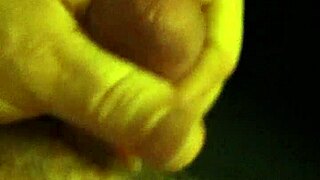 देखो उसे ऑफिस में हिलाते हुए जोरदार झड़ना!