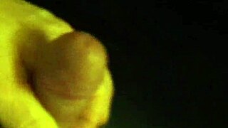 देखो उसे ऑफिस में हिलाते हुए जोरदार झड़ना!