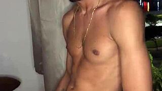 Garoto safado batendo punheta na janela do predio