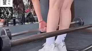 Gym workout highlights curvy figure