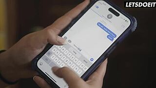 Θετή μαμά, θετή κόρη και κοπέλα απολαμβάνουν μια άτακτη οικογενειακή υπόθεση