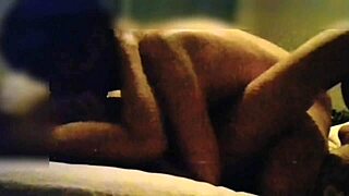 セクシーな赤い下着で誘惑してくる人妻と秘密のセックス。二回戦は騎乗位で精子を搾り取る。手マンの近接撮影もあり