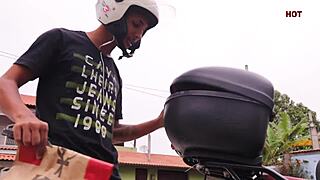 Mamando o entregador gets her big pussy fucked