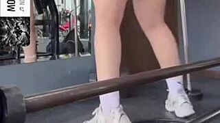 Gym workout highlights curvy figure