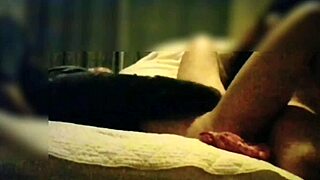 セクシーな赤い下着で誘惑してくる人妻と秘密のセックス。二回戦は騎乗位で精子を搾り取る。手マンの近接撮影もあり