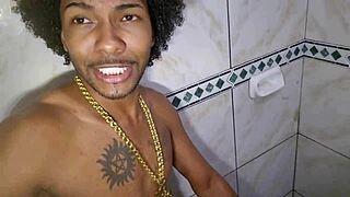 pretinha baiana mamando e chupando o roludo no banho