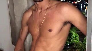 Garoto safado batendo punheta na janela do predio