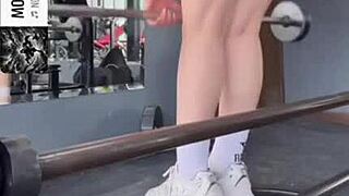 Gym workout highlights curvy figure