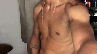 Garoto safado batendo punheta na janela do predio