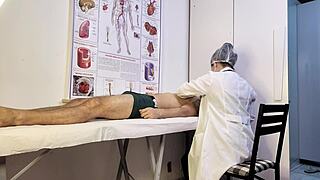 Paciente Não Aguenta E Fica Duro Na Frente Da Enfermeira Durante O Exame