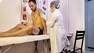 Paciente Não Aguenta E Fica Duro Na Frente Da Enfermeira Durante O Exame