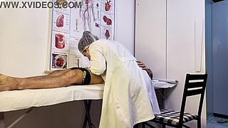 Paciente Não Aguenta E Fica Duro Na Frente Da Enfermeira Durante O Exame
