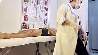 Paciente Não Aguenta E Fica Duro Na Frente Da Enfermeira Durante O Exame