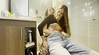 Me Folle A Una Amiga De Mi Esposo En El Baño Mientras Festejamos Su Cumpleaños