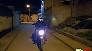 A danadinha da Danny Hot vai na praça encontra um amiguinho e ela sobe na moto com ele pra fuder a bucetinha com uma rola enorme