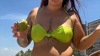 casada chama atenção na praia com biquíni socado