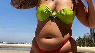 casada chama atenção na praia com biquíni socado