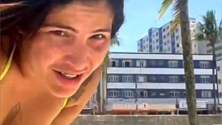 casada chama atenção na praia com biquíni socado