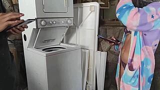 La nueva vecina del barrio me llamo para que la ayudara y termino fallandola le follo el culo como grita