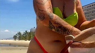 casada chama atenção na praia com biquíni socado