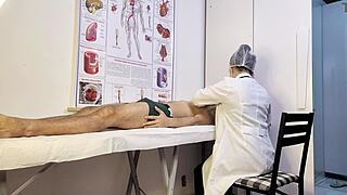 Paciente Não Aguenta E Fica Duro Na Frente Da Enfermeira Durante O Exame