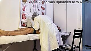 Paciente Não Aguenta E Fica Duro Na Frente Da Enfermeira Durante O Exame