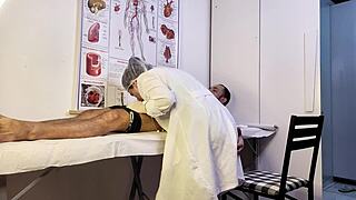 Paciente Não Aguenta E Fica Duro Na Frente Da Enfermeira Durante O Exame