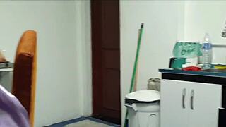 estava preparando o caf� ele me surpreendeu