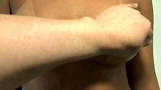 Lambuzei a bunda da novinha toda de porra quente 😈