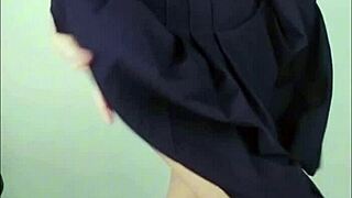 Remaja 18+ naik dildo palsu diam-diam di belakang rumah